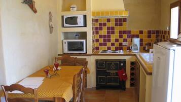 Réfrigérateur, micro-ondes, plaque de cuisson, cafetière/bouilloire