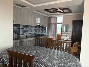 Deluxe-Apartment, Stadtblick | Essbereich im Zimmer