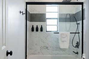 Douche, séchoir à cheveux, serviettes fournies, savon