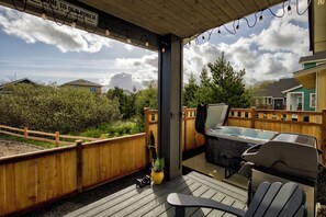 Outdoor spa tub - Dogs and Driftwood - Oyhut Bay Seaside Resort (Ocean Shores)