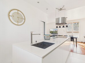 Kühlschrank, Mikrowelle, Ofen, Geschirrspüler