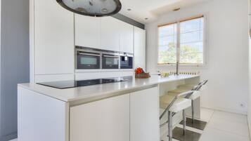 Réfrigérateur, micro-ondes, four, lave-vaisselle