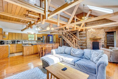 Historic Clark Cabin w/ Deck & Fishing Pond Access