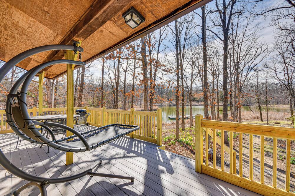Historic Clark Cabin w/ Deck & Fishing Pond Access - Sturgeon, MO