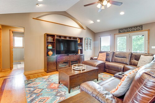 Family-friendly Ozarks Getaway < 21 Mi to Branson!