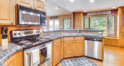 Family-friendly Ozarks Getaway < 21 Mi to Branson!
