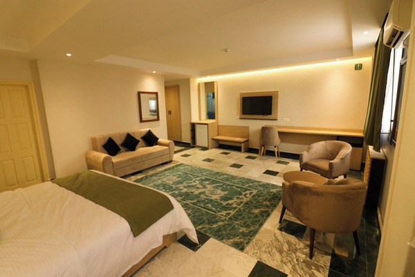 Deluxe Suite | Minibar, blackout drapes, free WiFi, bed sheets