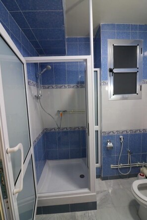 Phòng đôi hoặc 2 giường đơn | Phòng tắm | Đồ dùng nhà tắm miễn phí, khăn tắm, xà phòng, dầu gội 