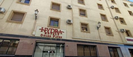 A hotel with a sign reading "HYDRA HOTELS OULED FAYET".