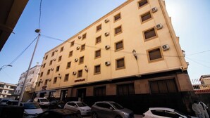 Un edificio de varios pisos con un restaurante en la planta baja.