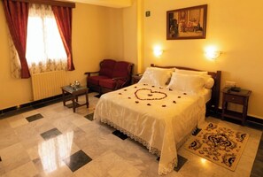 Minibar, rideaux occultants, Wi-Fi gratuit, draps fournis