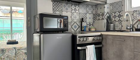 Fridge, oven, stovetop, coffee/tea maker