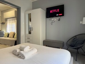 1 slaapkamer, een bureau, een strijkplank/strijkijzer, wifi