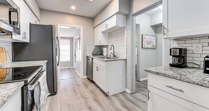 Cozy Venice Hideaway ~ 3 Mi to Beach & Downtown!