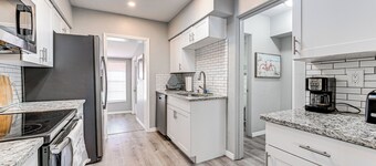 Cozy Venice Hideaway ~ 3 Mi to Beach & Downtown!