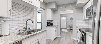 3 Mi to Venice Beach: Pet-friendly Home w/ Yard