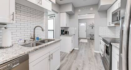 3 Mi to Venice Beach: Pet-friendly Home w/ Yard