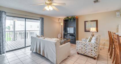 Bay-view Orange Beach Condo: 3 Mi to The Wharf