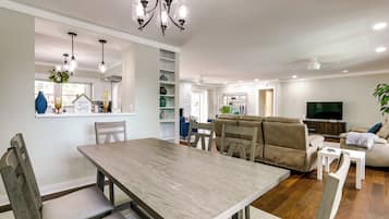 House (5 Bedrooms) | Interior