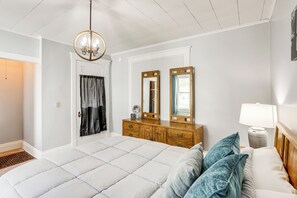 1 غرفة نوم ومكواة/لوح كي وملاءات أسرّة