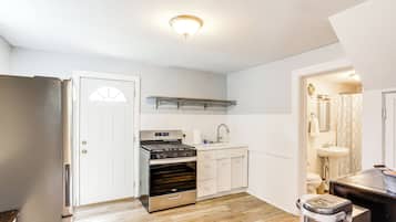 Microwave, oven, stovetop, cookware/dishes/utensils