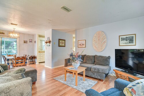 Pet-friendly Clearwater Home - 7 Mi to Beach!