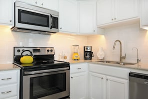 Køleskab, mikrobølgeovn, ovn, kogeplade