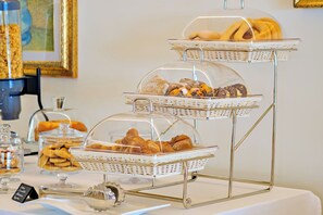 Free daily buffet breakfast - Tenuta Lu Baroni (Budoni)