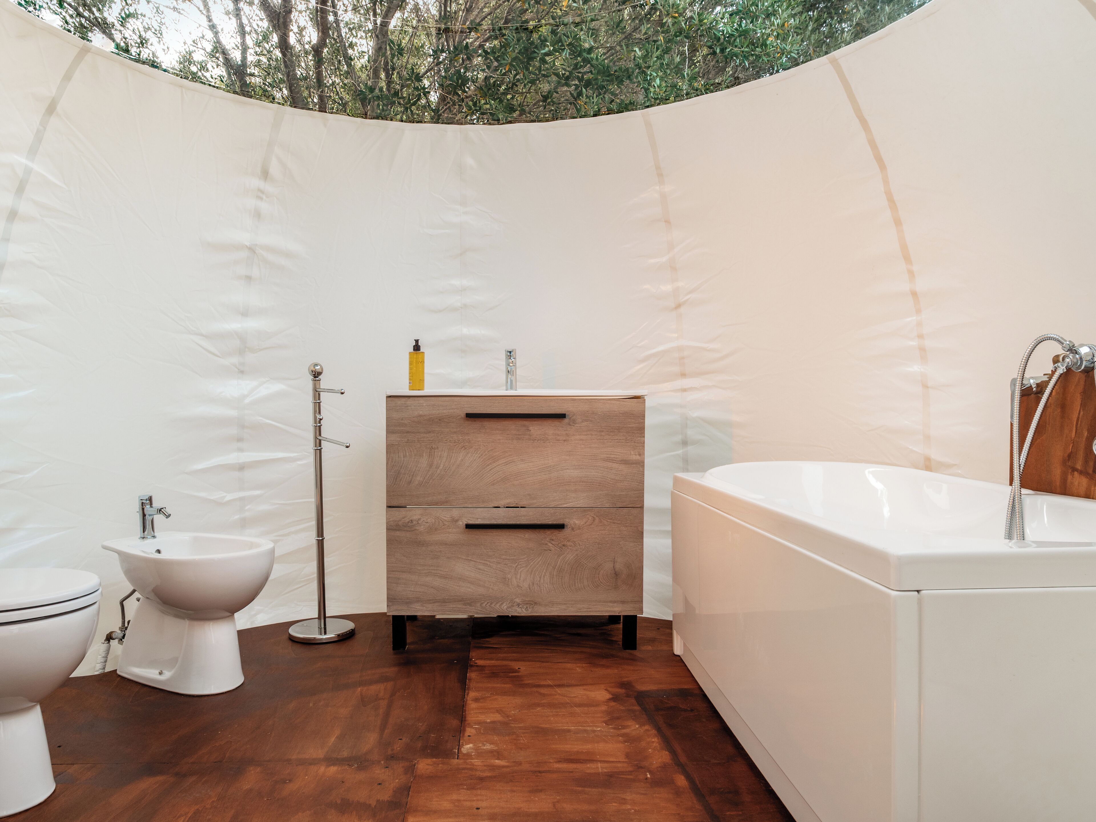Panorama tweepersoonskamer, patio | Badkamer | Een douche, gratis toiletartikelen, een haardroger, een bidet