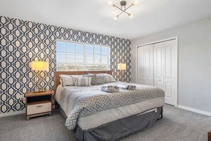 4 chambres, bureau, fer et planche à repasser, lit parapluie