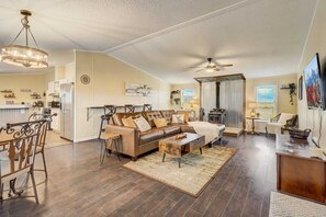 TV - 3 BD, Poker, Pool Table, Foosball, Hot tub & more! (Peyton)
