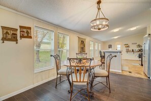 Dining - 3 BD, Poker, Pool Table, Foosball, Hot tub & more! (Peyton)