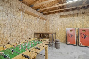 Games room - 3 BD, Poker, Pool Table, Foosball, Hot tub & more! (Peyton)