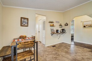 Dining - 3 BD, Poker, Pool Table, Foosball, Hot tub & more! (Peyton)