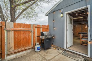 Outdoor dining - 3 BD, Poker, Pool Table, Foosball, Hot tub & more! (Peyton)