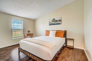 3 bedrooms, WiFi, bed sheets - 3 BD, Poker, Pool Table, Foosball, Hot tub & more! (Peyton)
