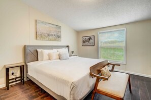 3 bedrooms, WiFi, bed sheets - 3 BD, Poker, Pool Table, Foosball, Hot tub & more! (Peyton)
