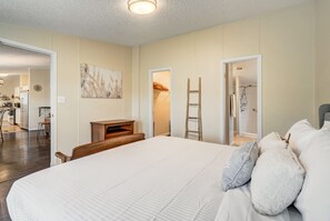 3 bedrooms, WiFi, bed sheets - 3 BD, Poker, Pool Table, Foosball, Hot tub & more! (Peyton)