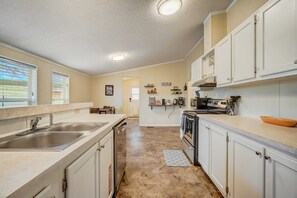 Coffee/tea maker, fridge, microwave, oven - 3 BD, Poker, Pool Table, Foosball, Hot tub & more! (Peyton)