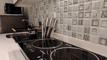 Microwave, stovetop, cookware/dishes/utensils, dining tables