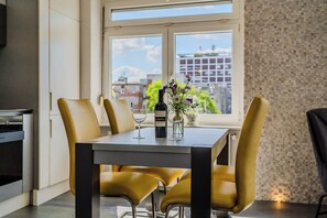 Family Apartment, Multiple Bedrooms (Silver Apartment With Hot Tub And) | Dining