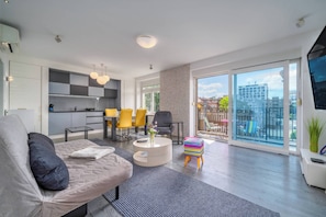 Family Apartment, 1 Bedroom, Balcony (Silver Apartment With Hot Tub And) | Living area