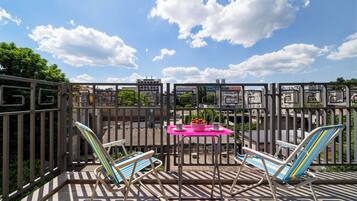 Family Apartment, Multiple Bedrooms (Silver Apartment With Hot Tub And) | Outdoor dining