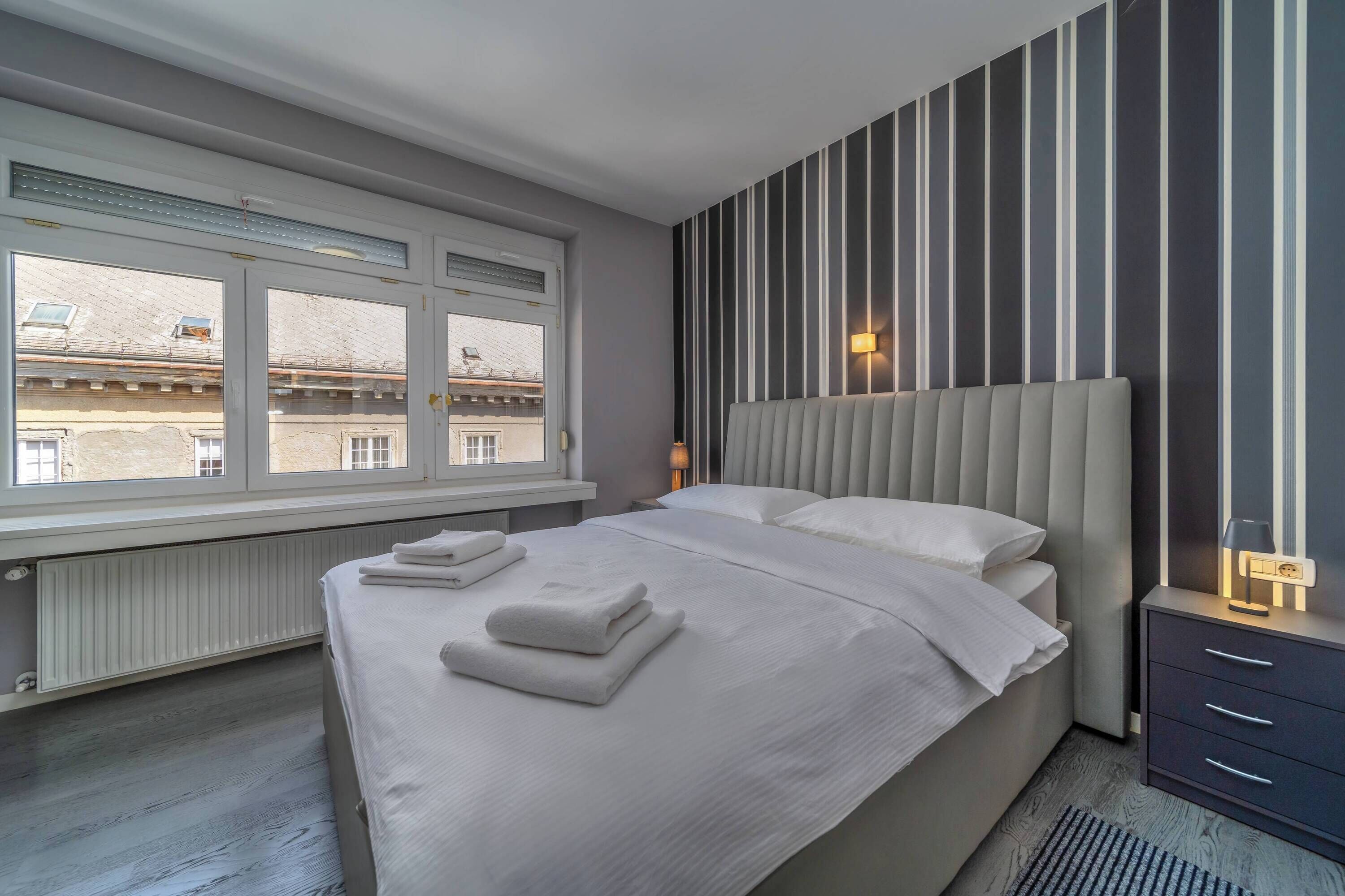 Apartamento familiar, varias habitaciones (Silver Apartment With Hot Tub And) | 1 dormitorio, caja fuerte, espacio para trabajar con un portátil