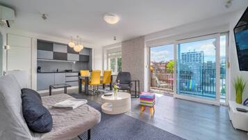 Family Apartment, Multiple Bedrooms (Silver Apartment With Hot Tub And) | Living area