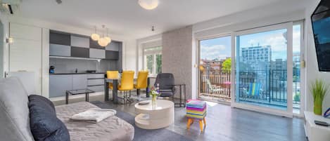 Family Apartment, Multiple Bedrooms (Silver Apartment With Hot Tub And) | Living area