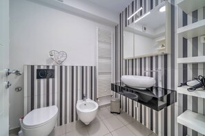 Family Apartment, Multiple Bedrooms (Silver Apartment With Hot Tub And) | Bathroom | Combined shower/tub, hair dryer, bidet, towels