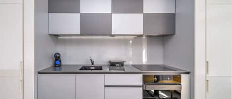 Family Apartment, Multiple Bedrooms (Silver Apartment With Hot Tub And) | Private kitchen