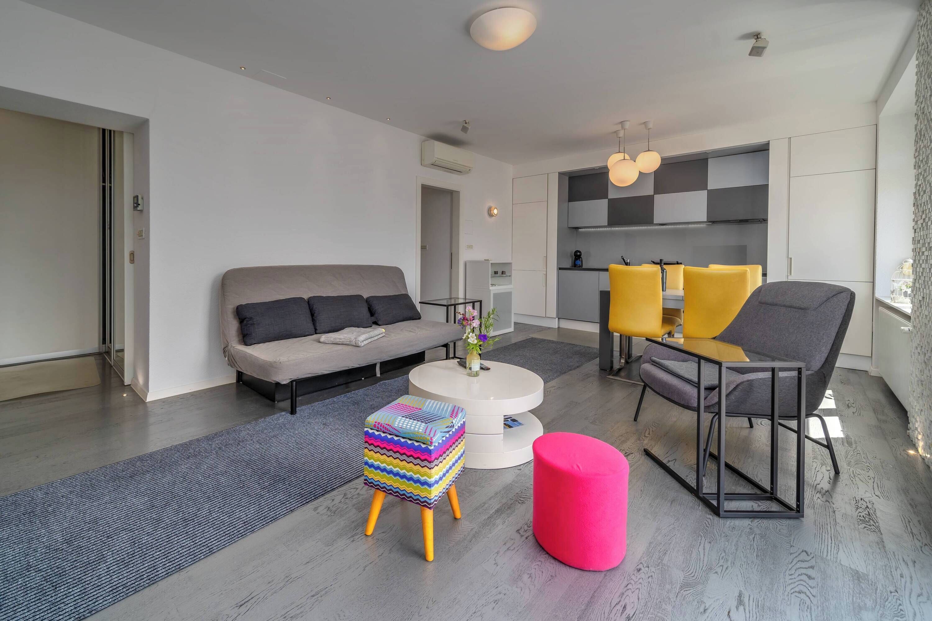 Apartamento familiar, varias habitaciones (Silver Apartment With Hot Tub And) | Zona de estar | Televisión de pantalla plana de 21 pulgadas con canales por cable