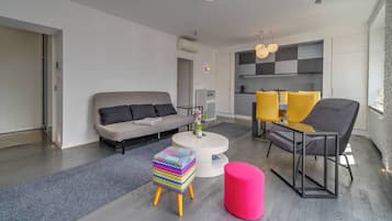 Apartamento familiar, varias habitaciones (Silver Apartment With Hot Tub And) | Zona de estar | Televisión de pantalla plana de 21 pulgadas con canales por cable